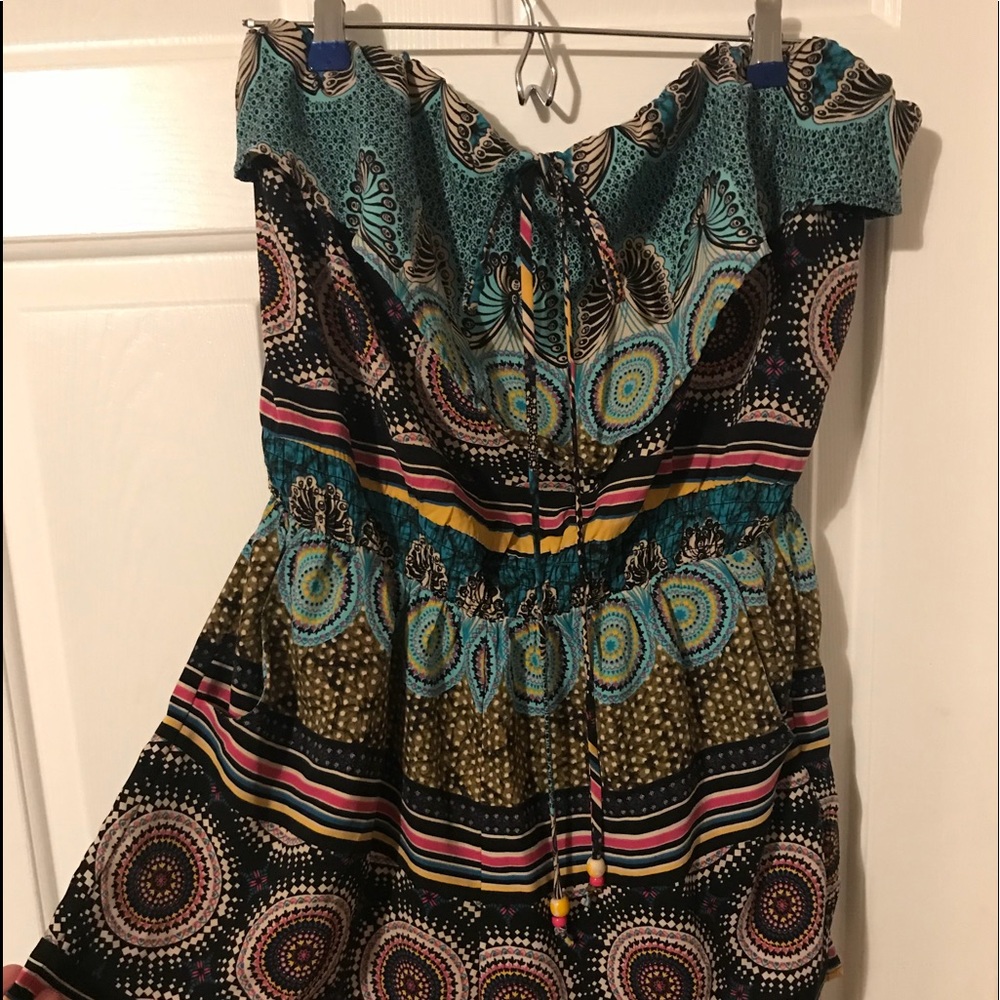 Cute strapless romper!